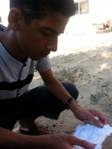 Ο Αχμάντ Αμπού Ράιντα κρατάει το γράμμα που έγραψε ενώ κρατείτο από Ισραηλινούς στρατιώτες και χρησιμοποιήθηκε ως ανθρώπινη ασπίδα στη Γάζα, για πέντε μέρες από τις 23 Ιουλίου 2014 στην Χούζα, στη Λωρίδα της Γάζας (φωτογραφία: DCI-Παλαιστίνης).